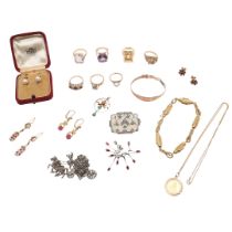 A QUANTITY OF JEWELLERY.