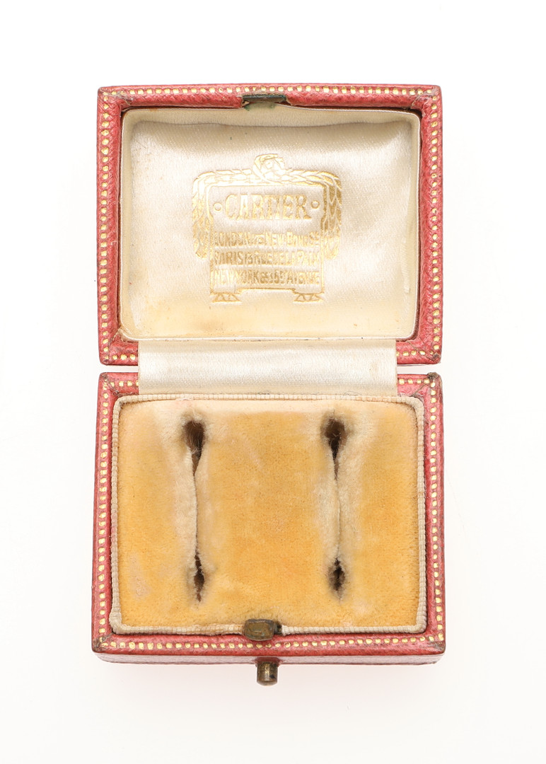 AN ANTIQUE RED LEATHER EARRING JEWELLERY BOX BY CARTIER. - Image 4 of 4