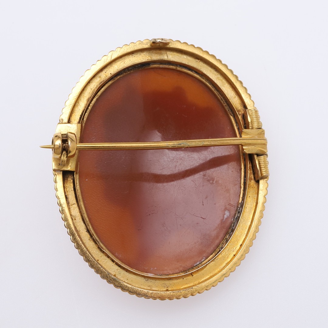 A CARVED SHELL CAMEO BROOCH. - Image 2 of 3