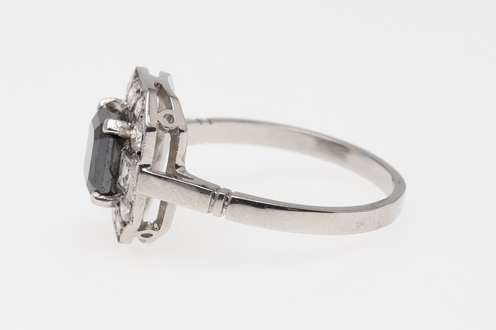 A BLACK DIAMOND AND DIAMOND CLUSTER RING. - Image 2 of 5