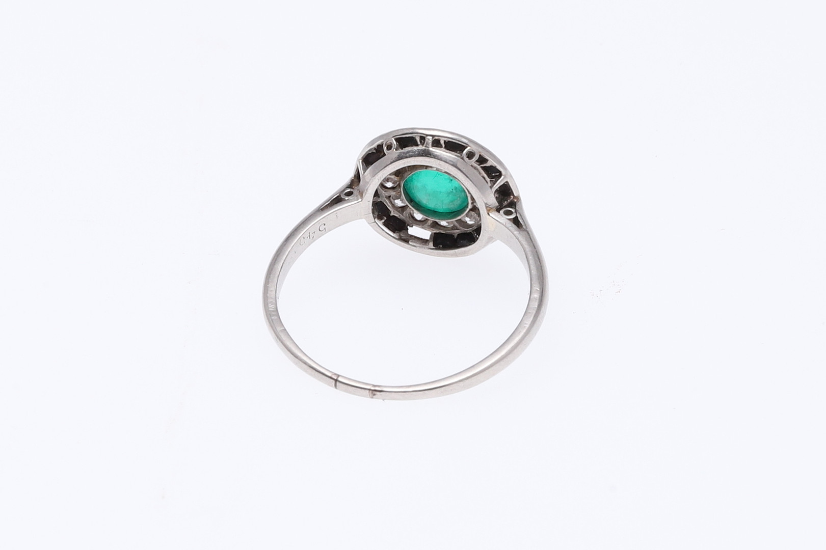 AN EMERALD, DIAMOND AND BLACK ONYX CLUSTER RING. - Image 3 of 8