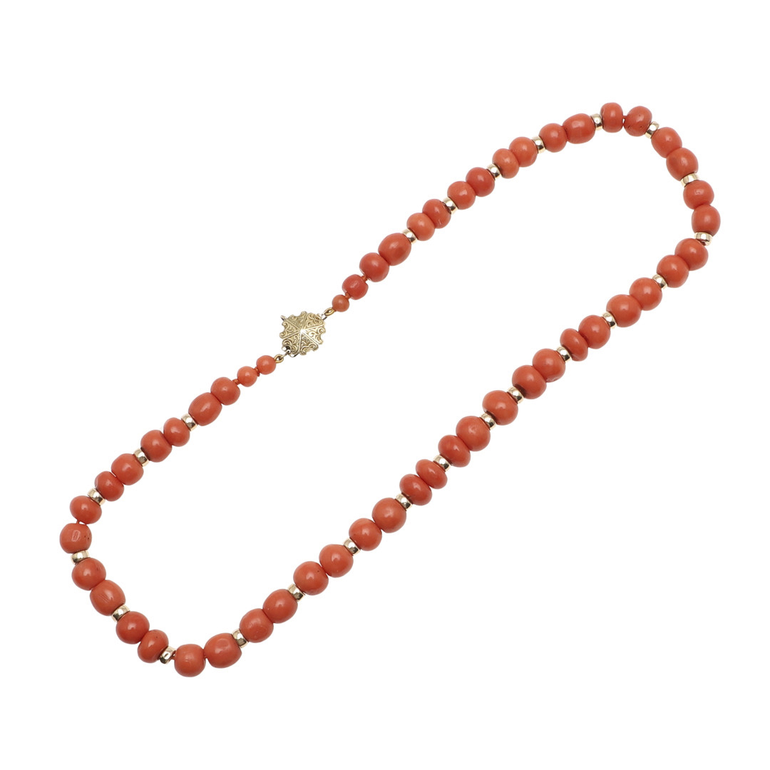 AN ANTIQUE SINGLE ROW CORAL BEAD NECKLACE.