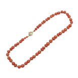 AN ANTIQUE SINGLE ROW CORAL BEAD NECKLACE.