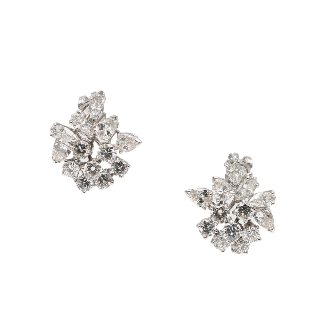 A PAIR OF DIAMOND CLUSTER EARRINGS.