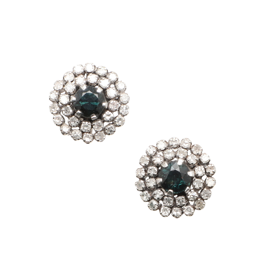 A PAIR OF SAPPHIRE AND DIAMOND CLUSTER STUD EARRINGS.