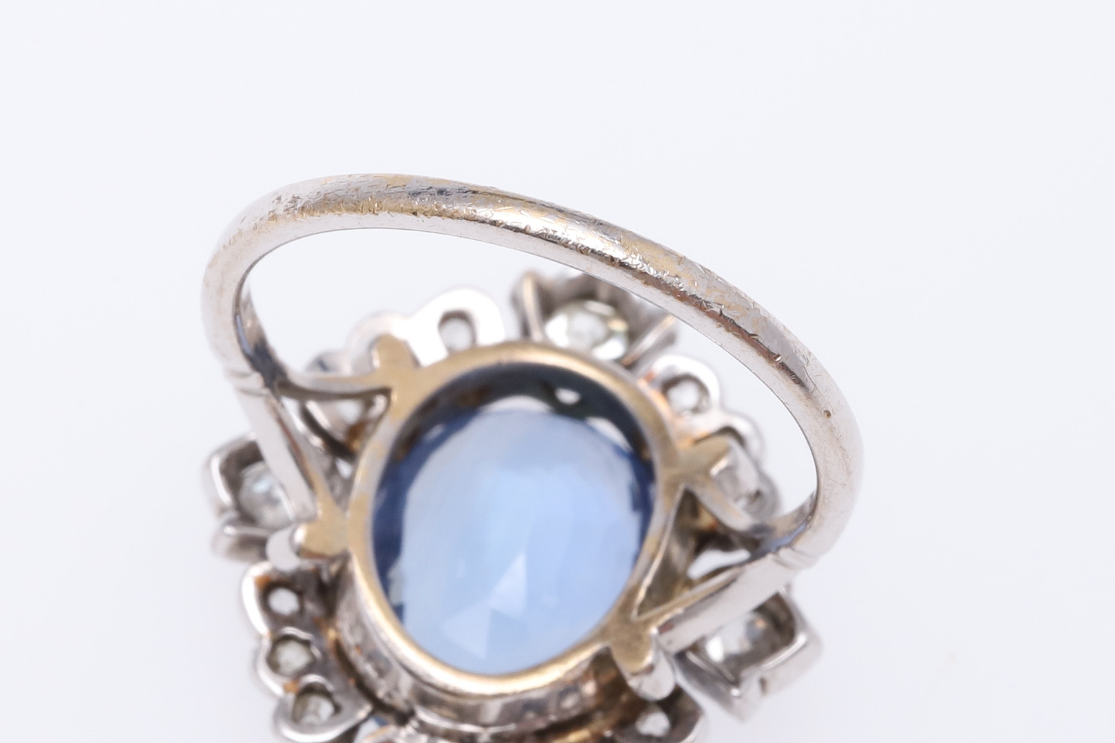 A SAPPHIRE AND DIAMOND CLUSTER RING. - Image 3 of 8