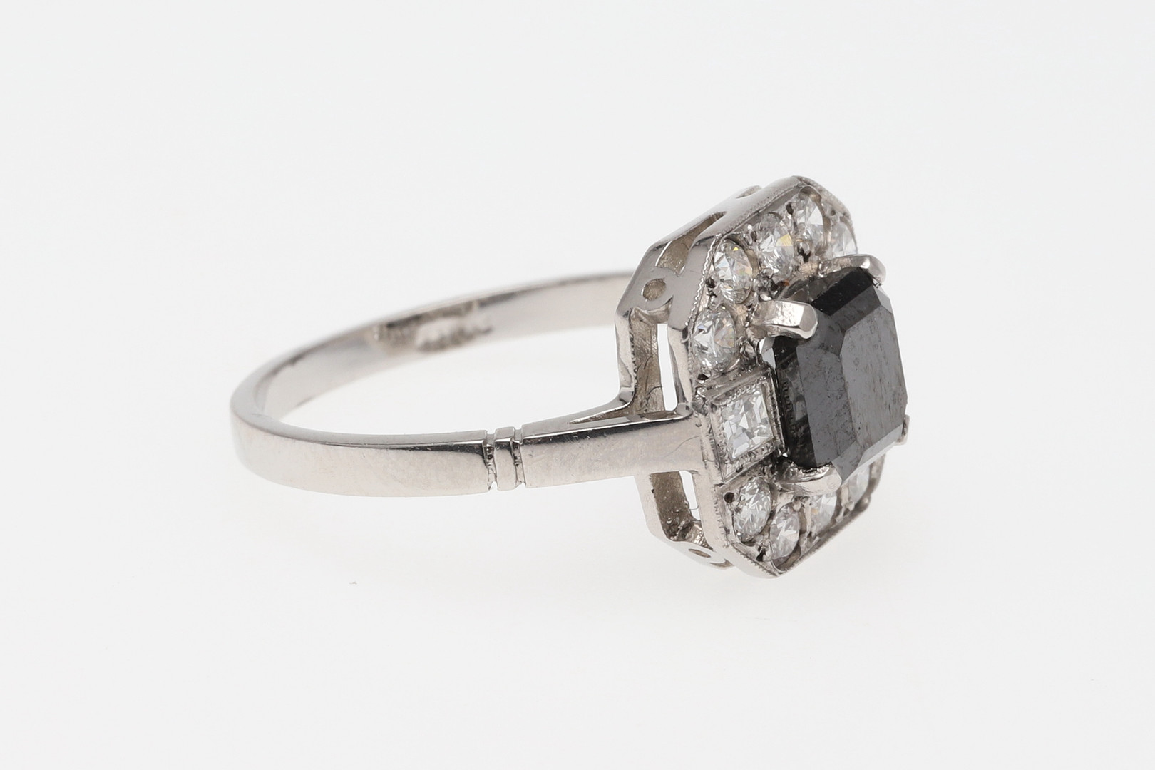 A BLACK DIAMOND AND DIAMOND CLUSTER RING. - Image 4 of 5