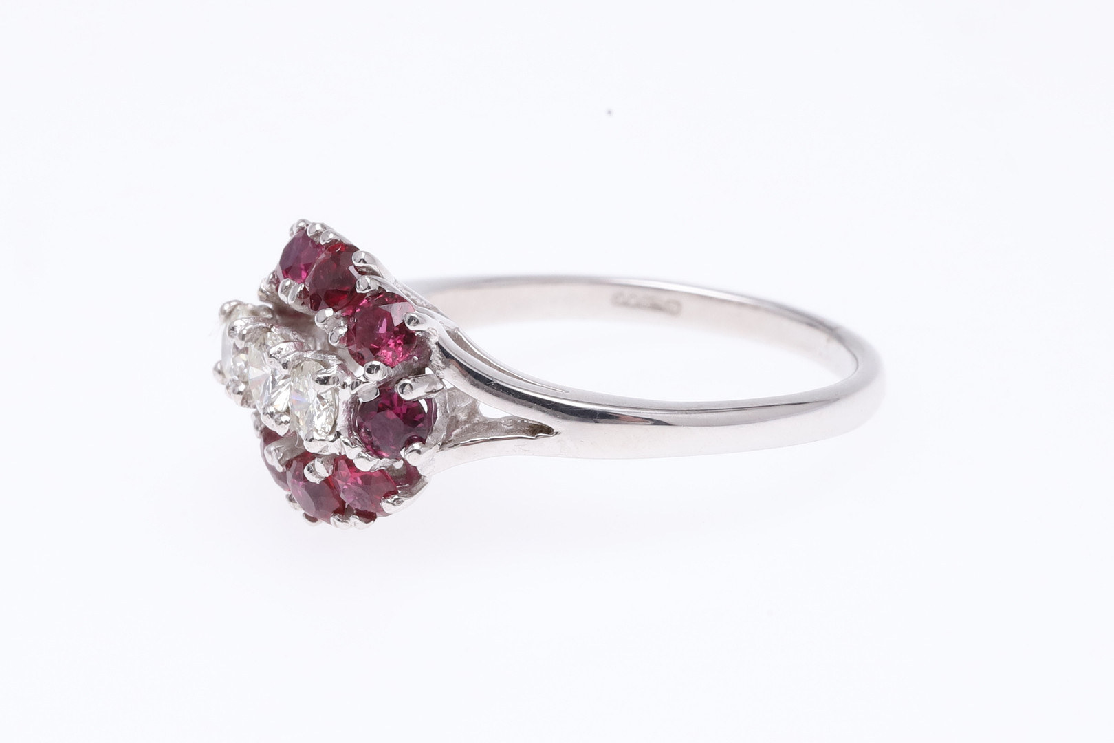 A RUBY AND DIAMOND CLUSTER RING. - Image 2 of 5