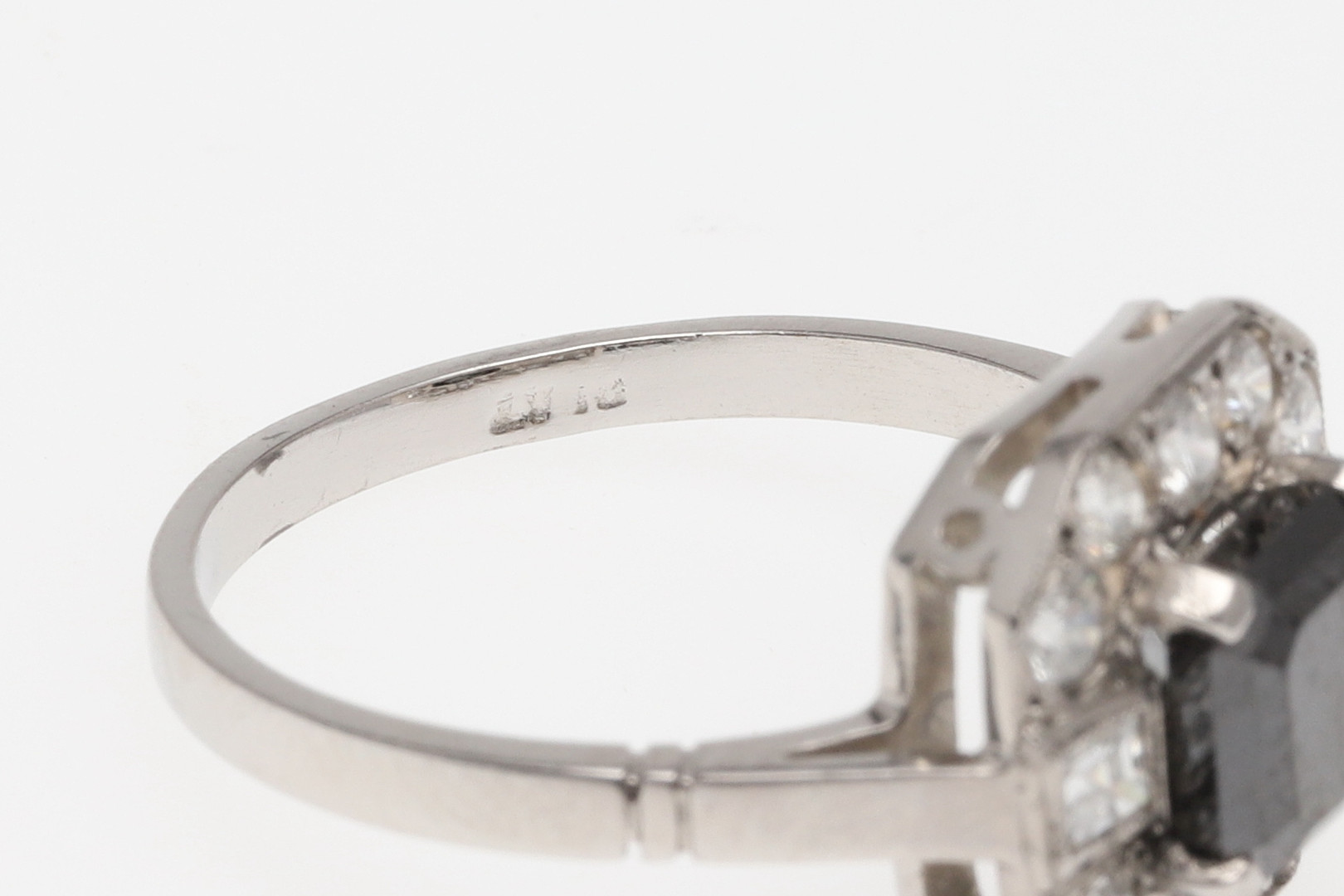 A BLACK DIAMOND AND DIAMOND CLUSTER RING. - Image 5 of 5