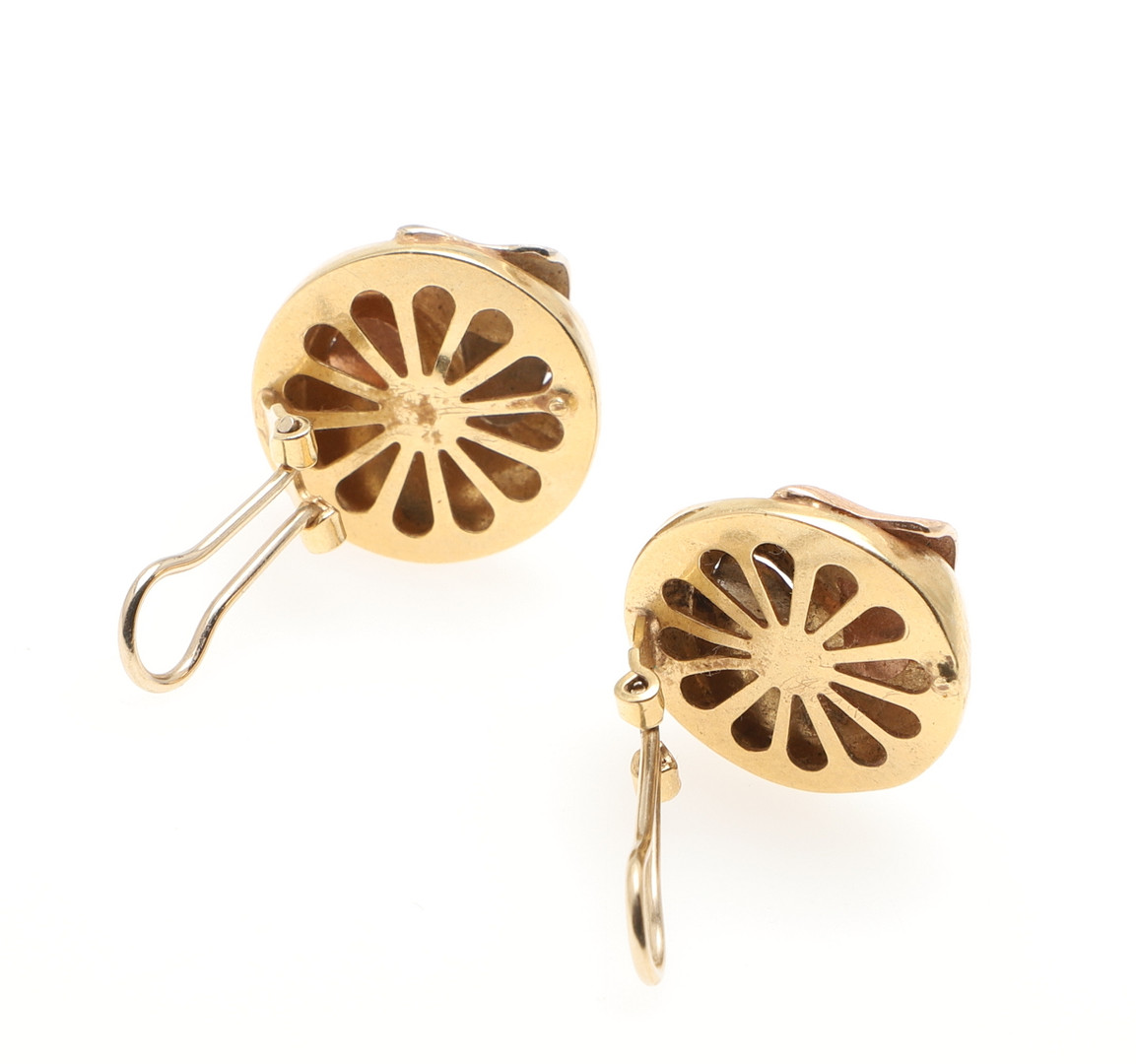 A PAIR OF 18CT THREE COLOUR GOLD EARRINGS. - Image 3 of 3