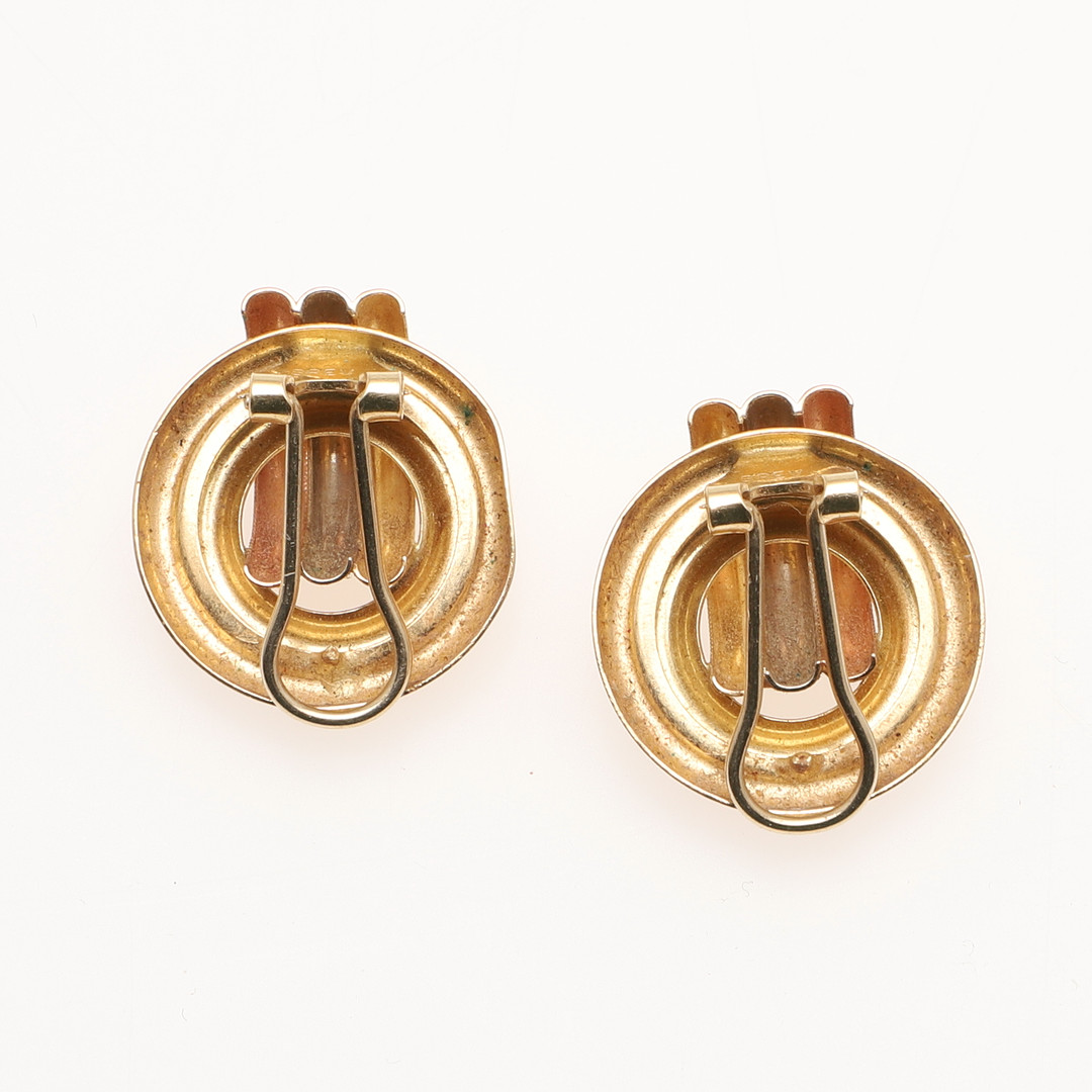 A PAIR OF 18CT THREE COLOUR GOLD GOLD EARRINGS. - Image 2 of 3
