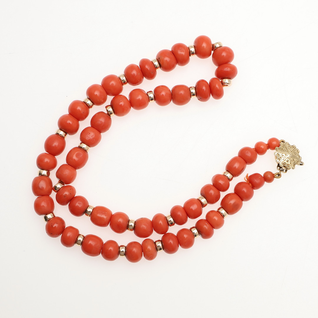 AN ANTIQUE SINGLE ROW CORAL BEAD NECKLACE. - Image 2 of 3