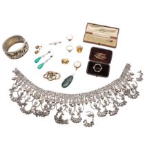 A QUANTITY OF JEWELLERY.