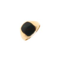 AN 18CT GOLD AND BLOODSTONE SIGNET RING.