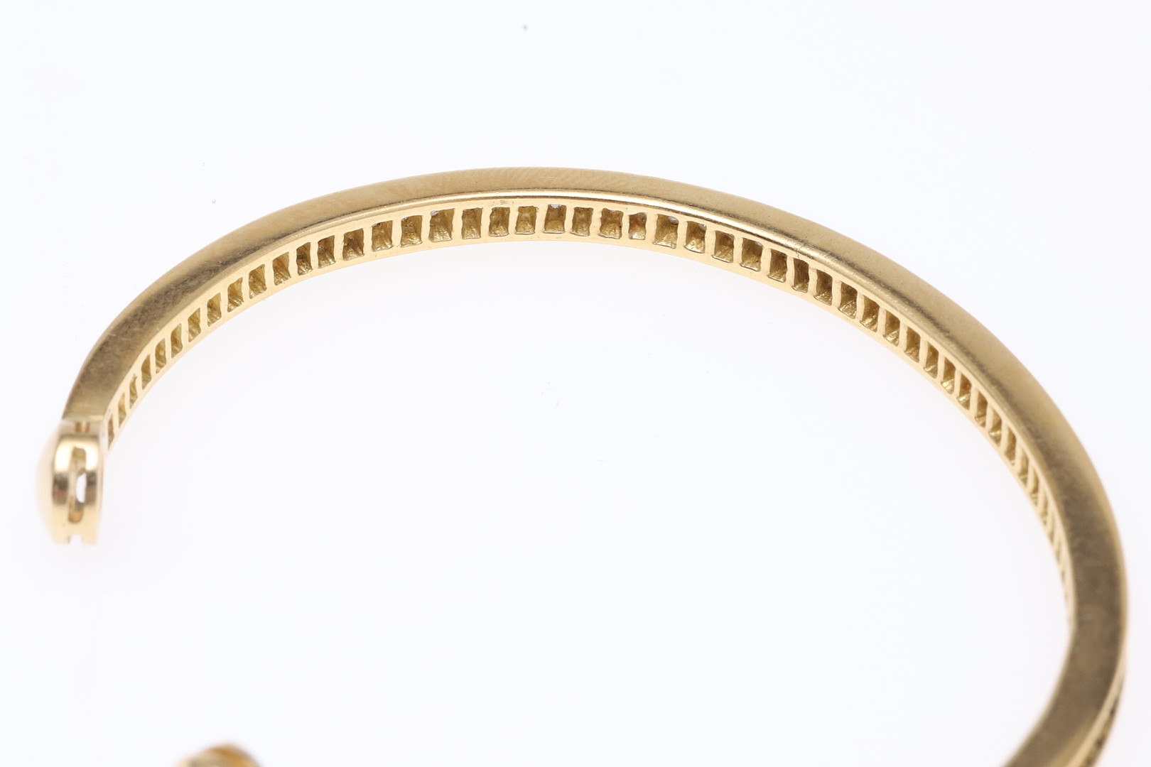 A DIAMOND AND GOLD BANGLE. - Image 3 of 4