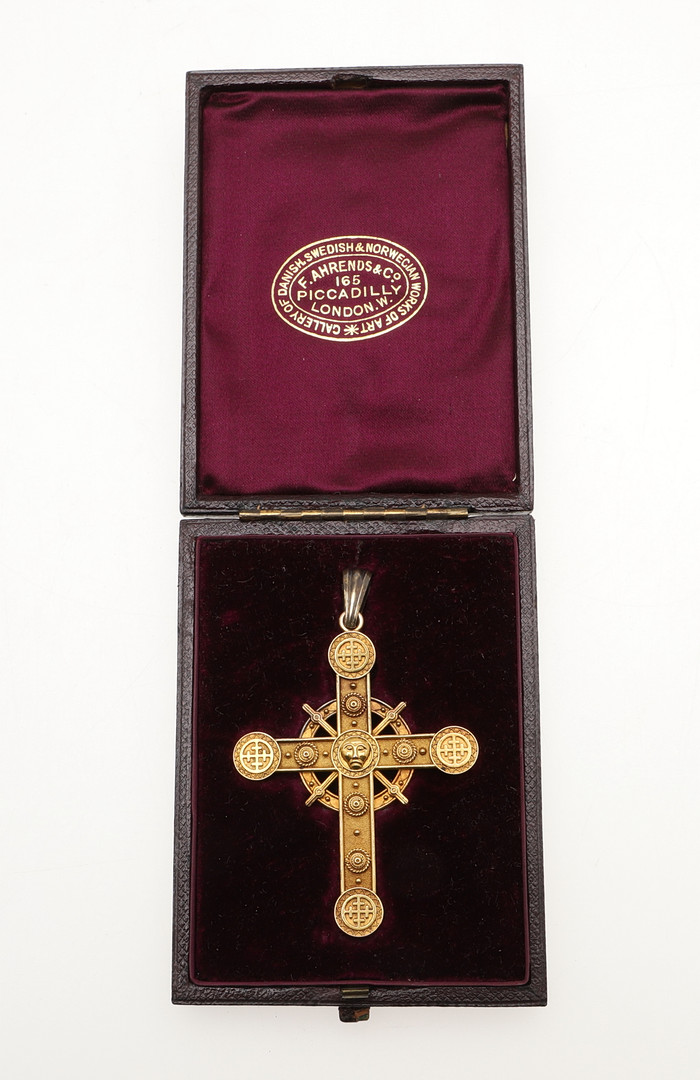 A LATE 19TH CENTURY GOLD CRUCIFORM PENDANT. - Bild 3 aus 4