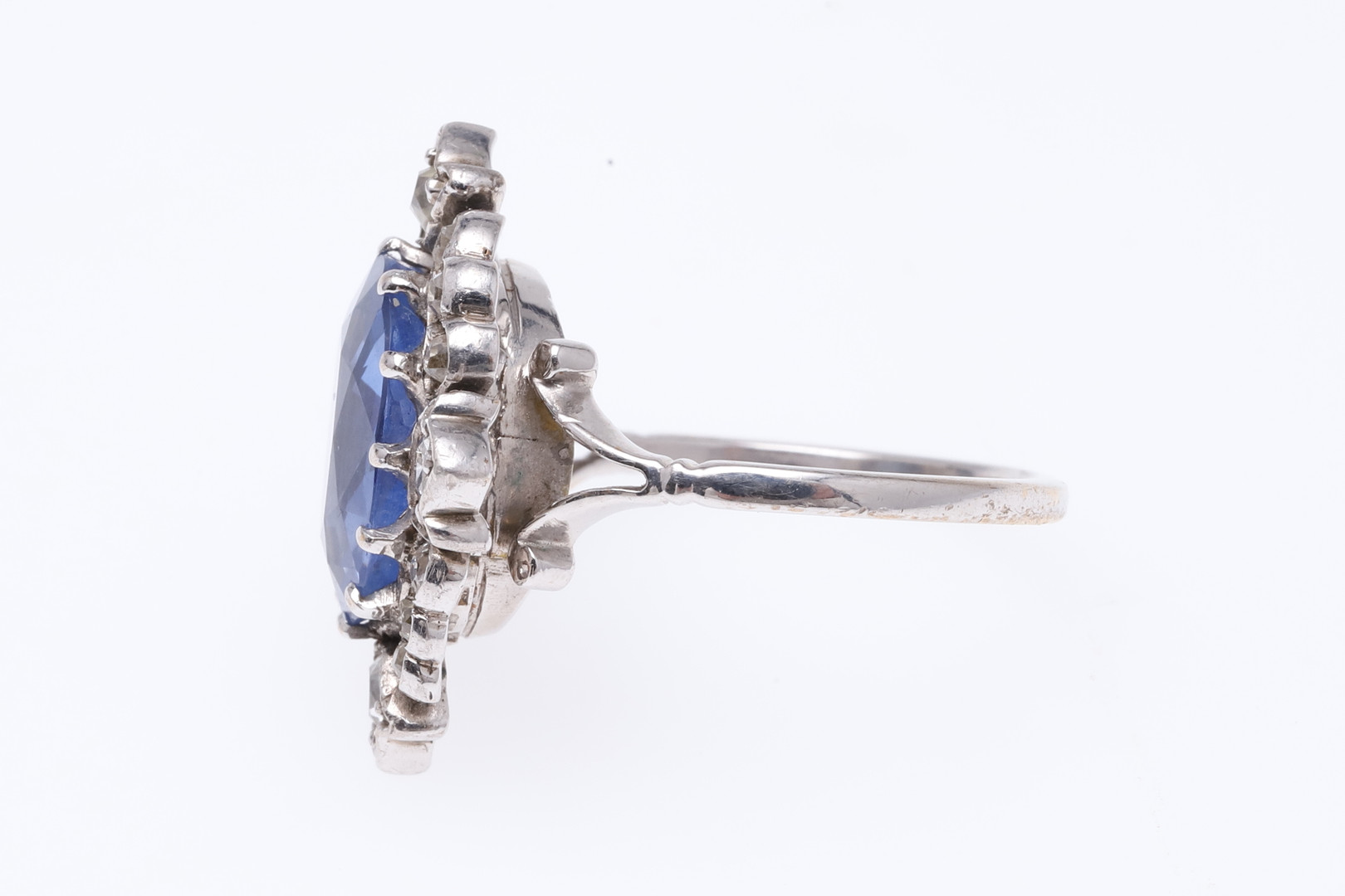 A SAPPHIRE AND DIAMOND CLUSTER RING. - Image 2 of 8