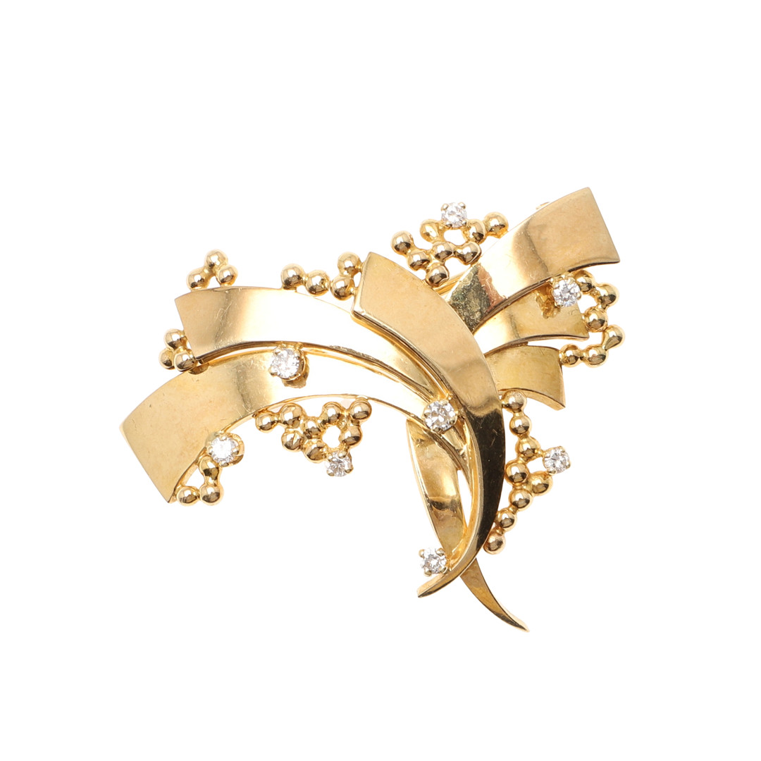 AN 18CT YELLOW GOLD AND DIAMOND BROOCH BY ALAN MARTIN GARD.