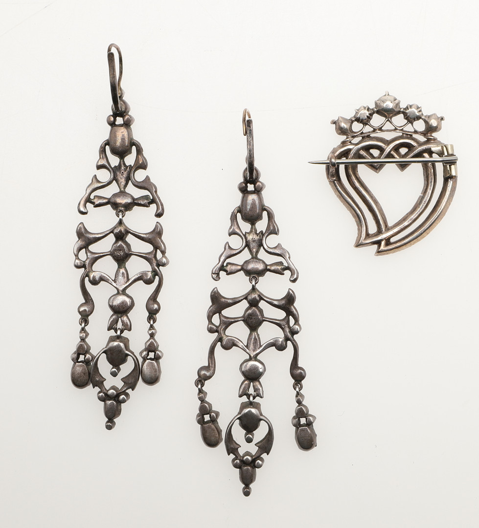 A PAIR OF 19TH CENTURY GREEN PASTE AND MARCASITE DROP EARRINGS. - Image 2 of 2