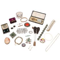 A QUANTITY OF JEWELLERY.