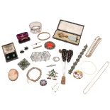 A QUANTITY OF JEWELLERY.