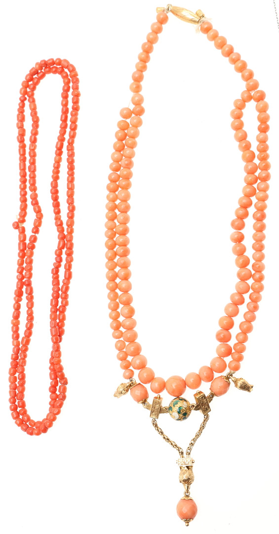 A SINGLE ROW CORAL BEAD NECKLACE. - Image 3 of 8