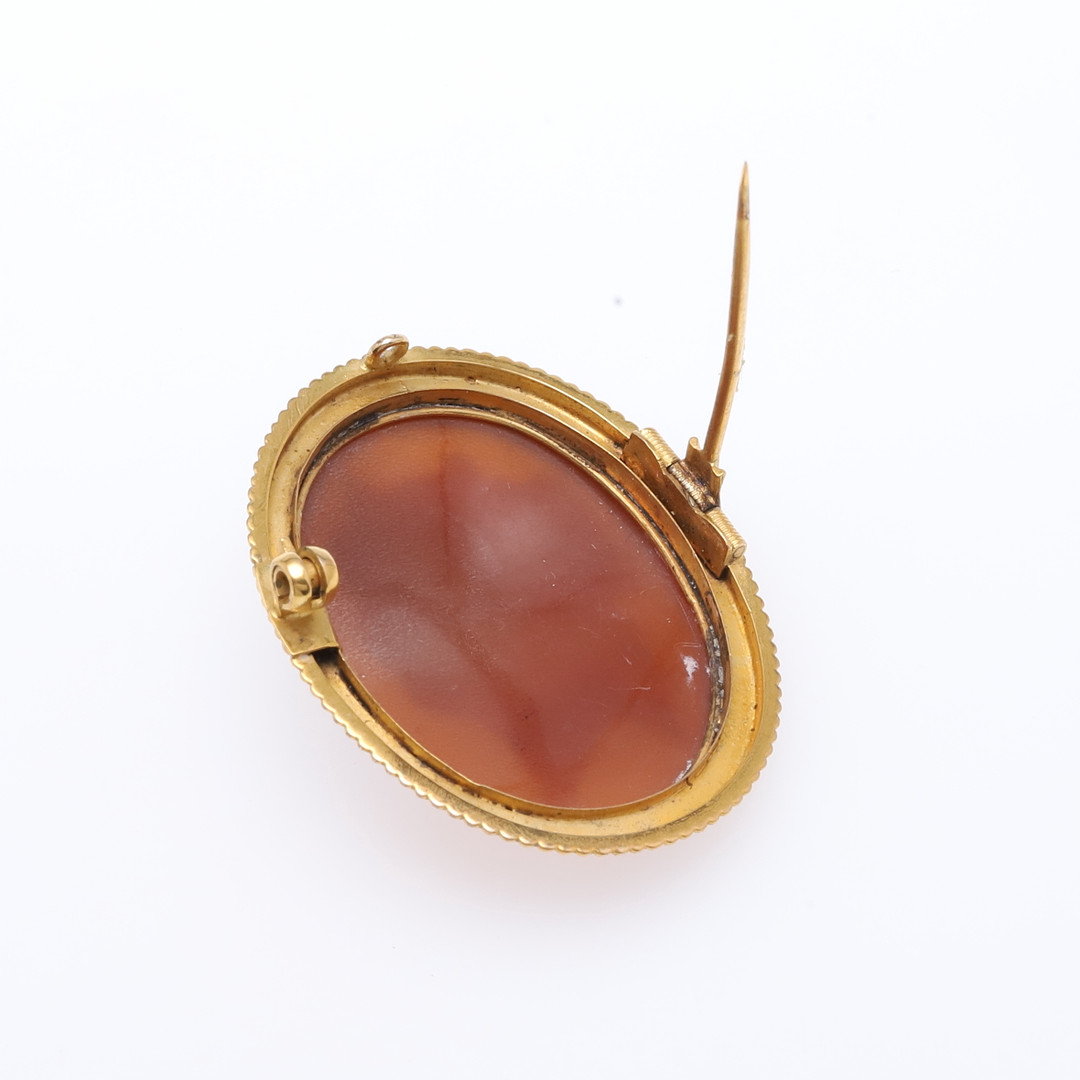 A CARVED SHELL CAMEO BROOCH. - Image 3 of 3