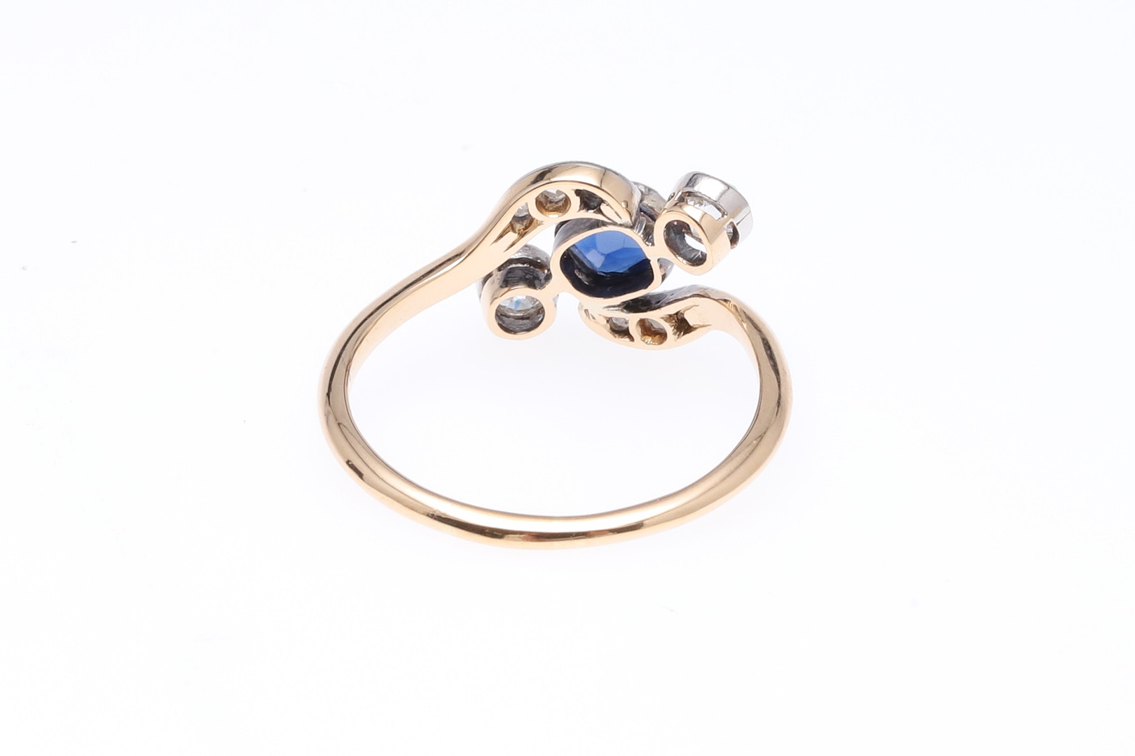 A SAPPHIRE AND DIAMOND CROSS-OVER RING. - Image 4 of 5