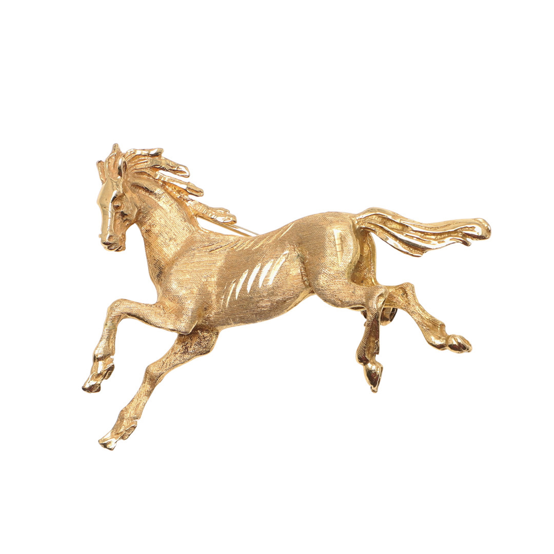 AN 18CT GOLD PRANCING HORSE BROOCH.