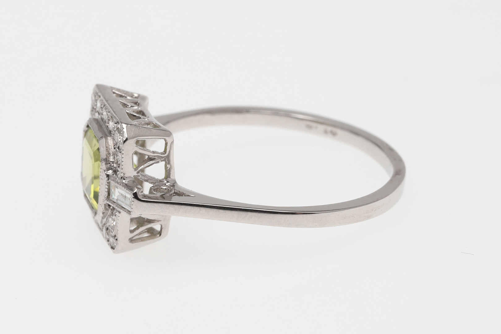 A PERIDOT AND DIAMOND CLUSTER RING. - Image 2 of 5