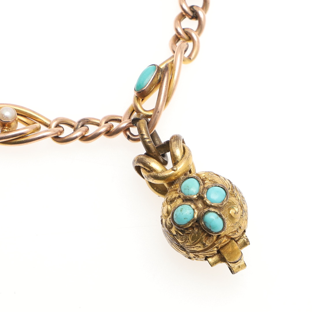 AN EDWARDIAN 9CT GOLD, TURQUOISE AND PEARL SET BRACELET. - Image 3 of 4