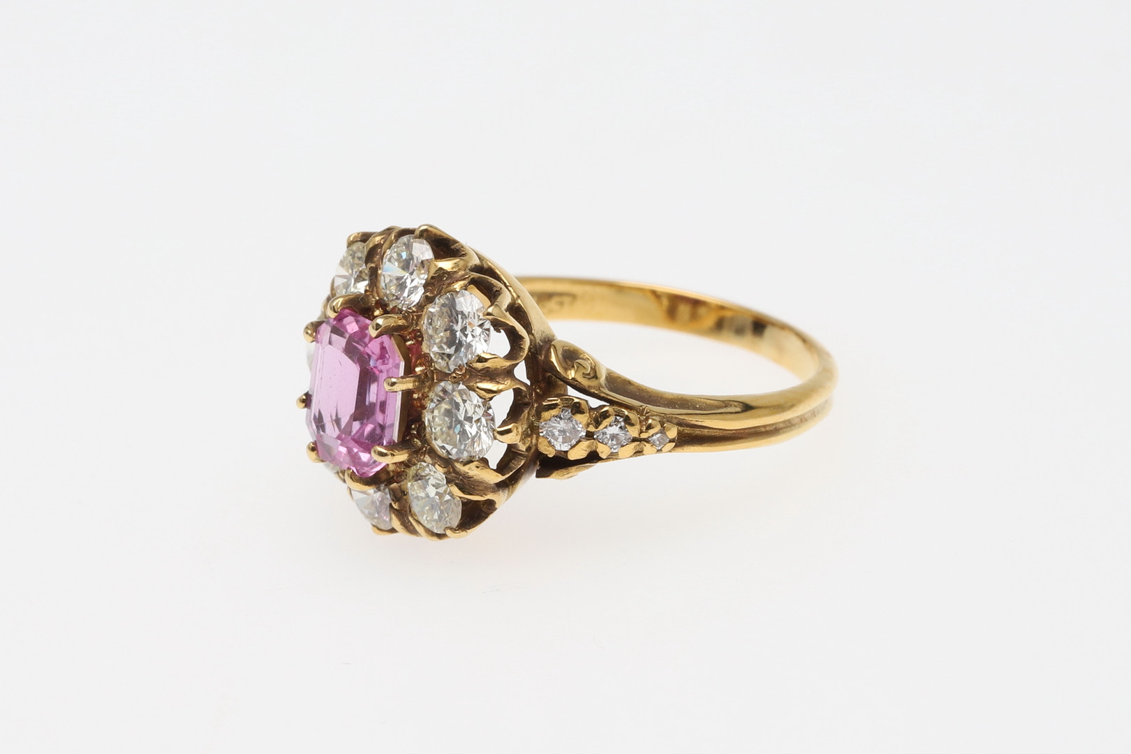 A PINK SAPPHIRE AND DIAMOND CLUSTER RING. - Image 2 of 5