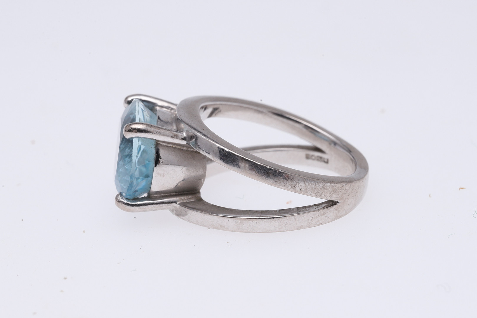 AN AQUAMARINE SINGLE STONE RING. - Image 2 of 4