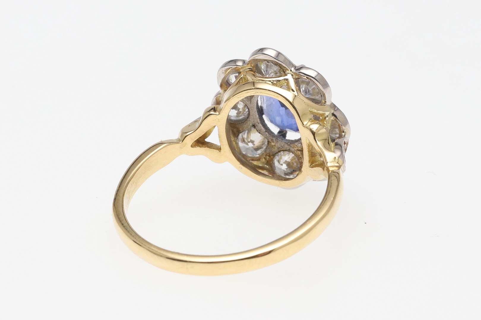 A SAPPHIRE AND DIAMOND CLUSTER RING. - Image 3 of 5