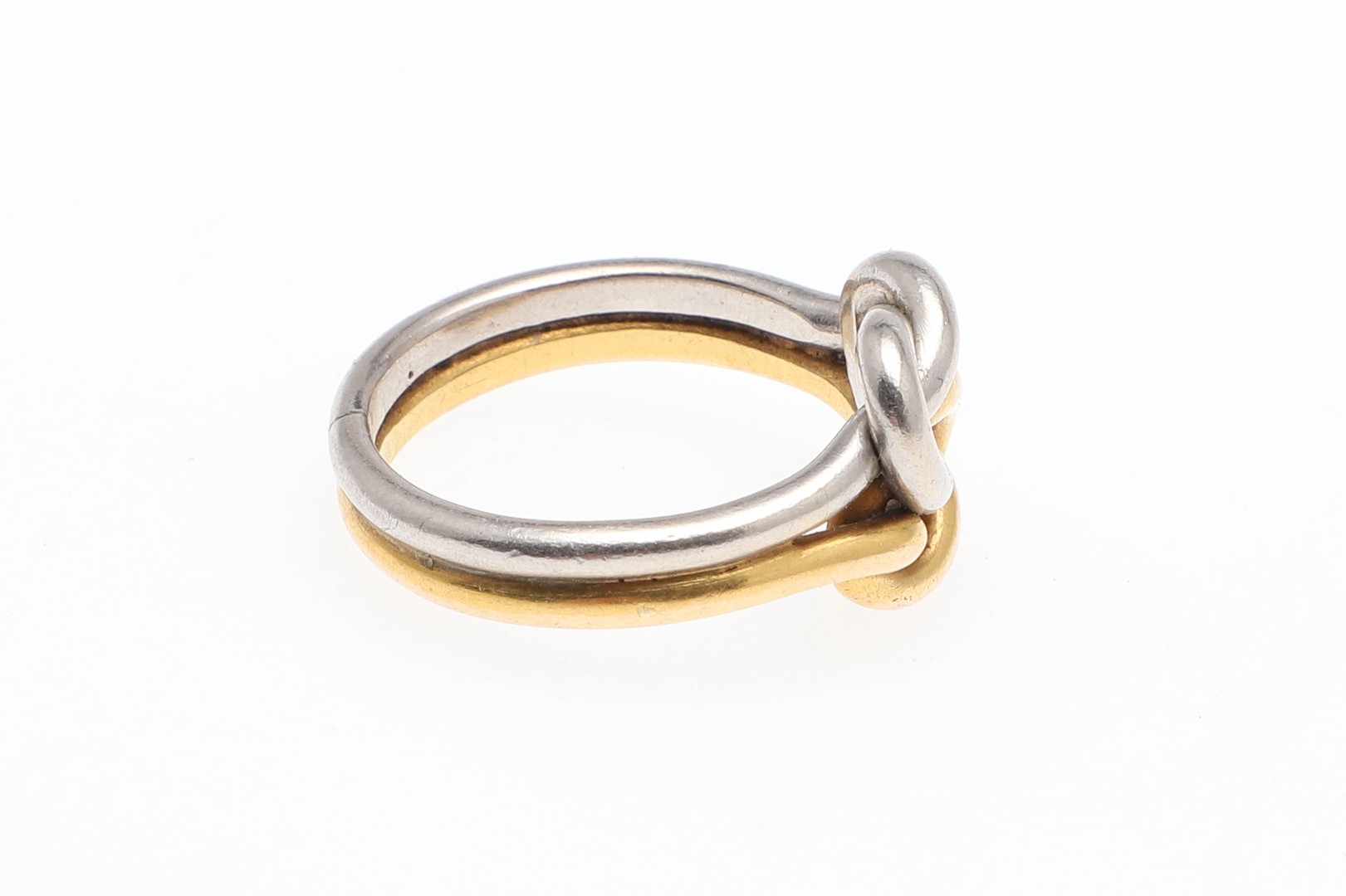 AN 18CT TWO COLOUR GOLD KNOT RING. - Image 5 of 8