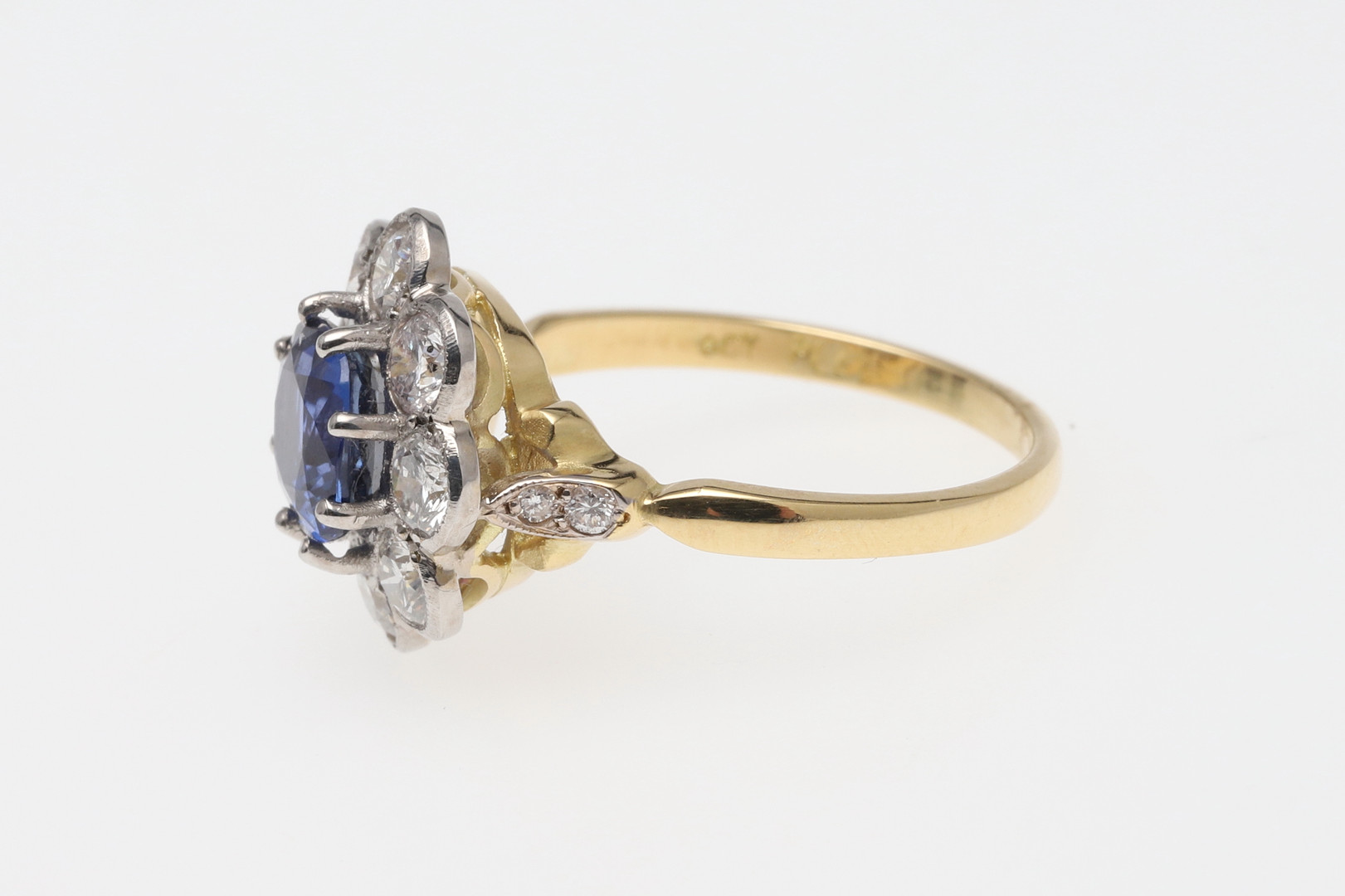 A SAPPHIRE AND DIAMOND CLUSTER RING. - Image 2 of 5