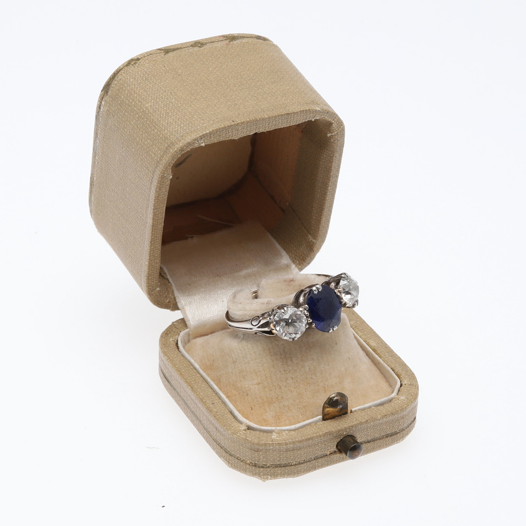 A SAPPHIRE AND DIAMOND THREE STONE RING. - Image 5 of 6