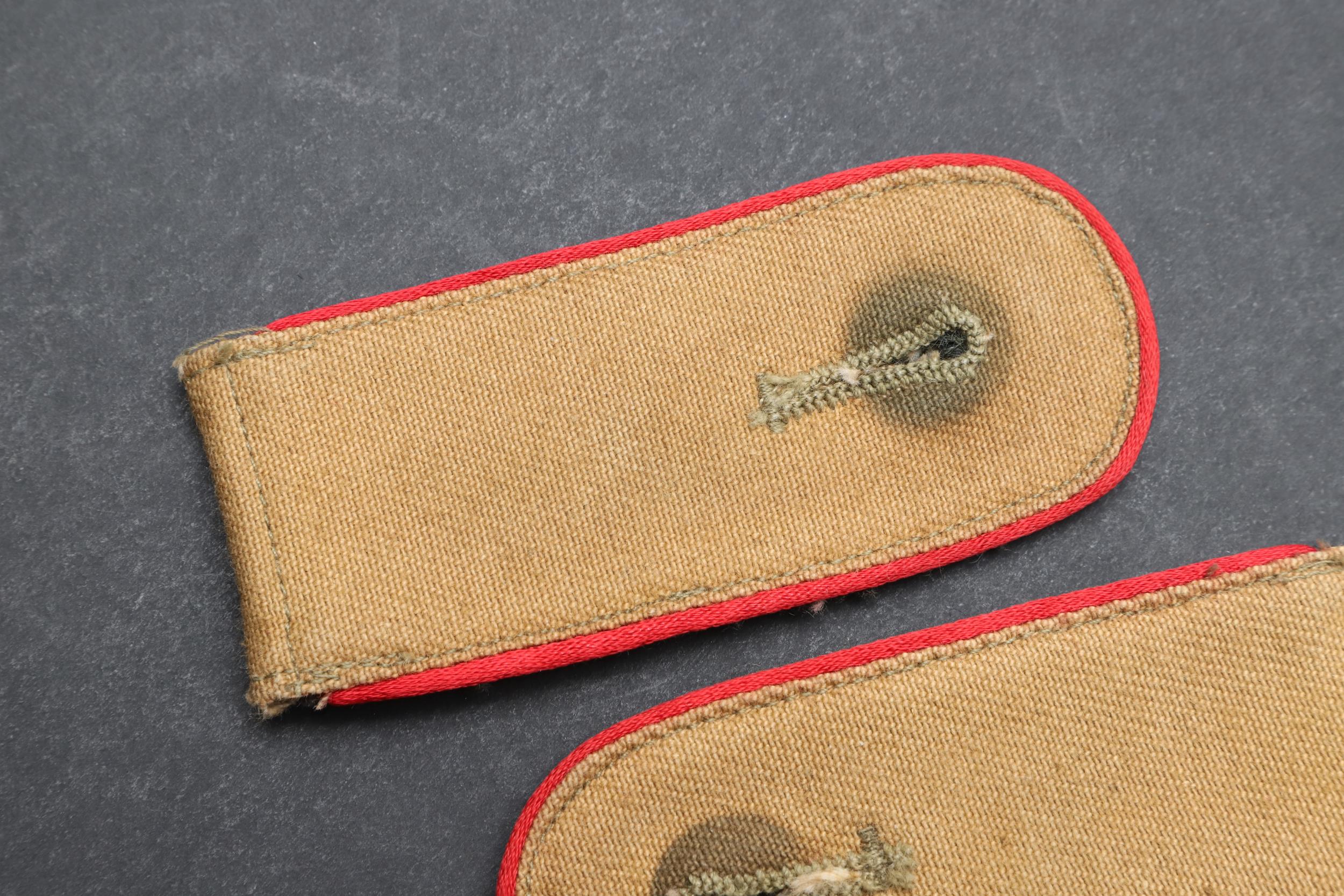 A PAIR OF SECOND WORLD WAR GERMAN AFRIKAKORPS ARTILLERY SHOULDER STRAPS. - Bild 2 aus 4