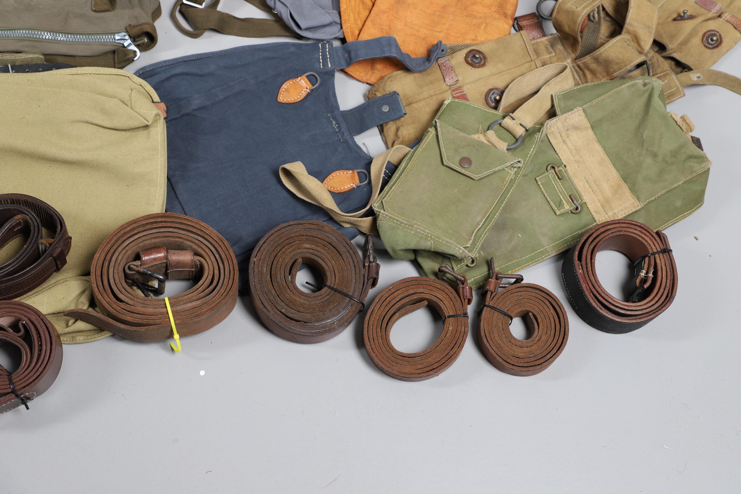 A LARGE COLLECTION OF WEBBING BELTS, KNEE PADS AND OTHER UNIFORM ITEMS, SECOND WORLD WAR AND LATER. - Bild 27 aus 28