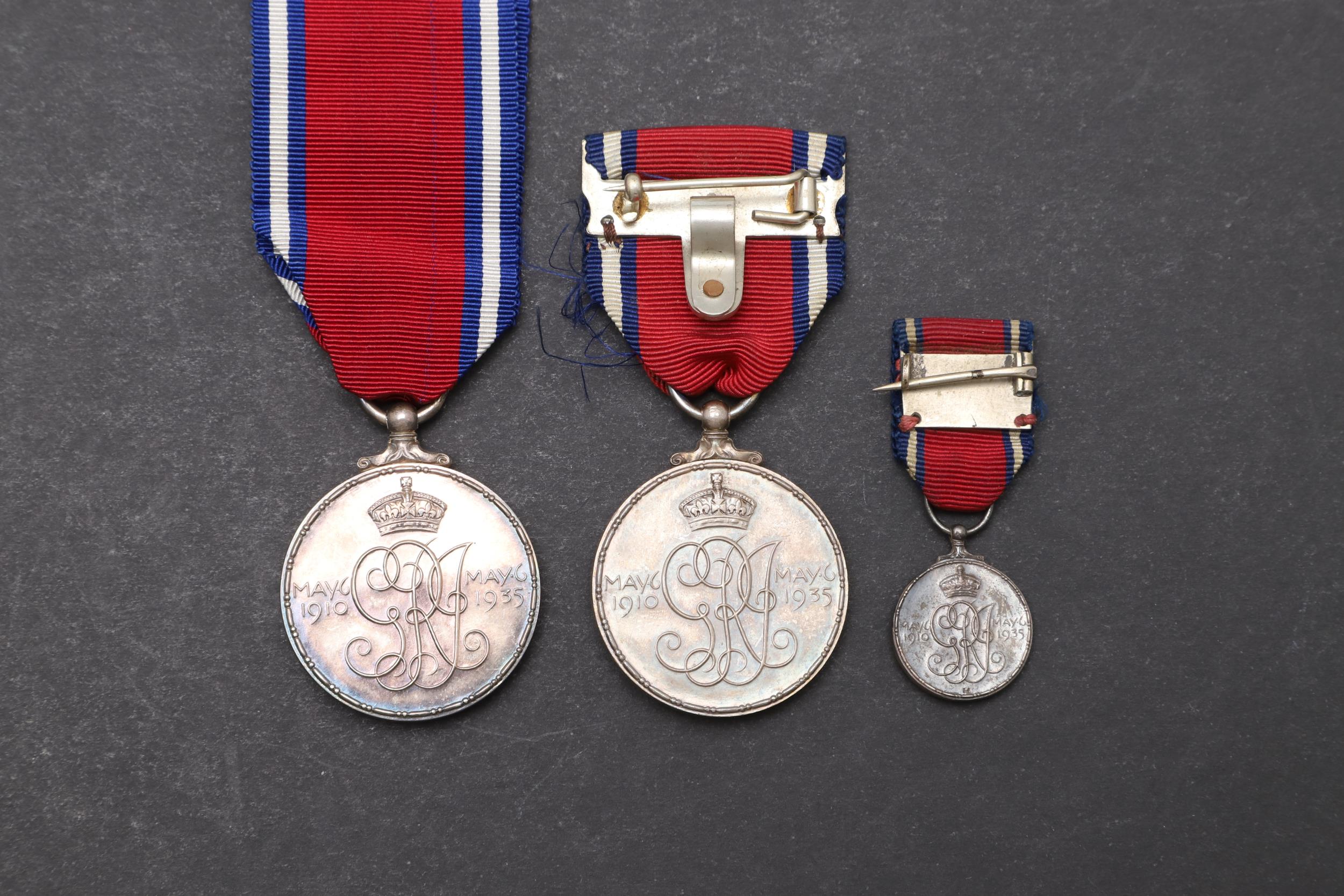 TWO GEORGE V 1935 JUBILEE MEDALS AND SIMILAR MINIATURE. - Bild 3 aus 5