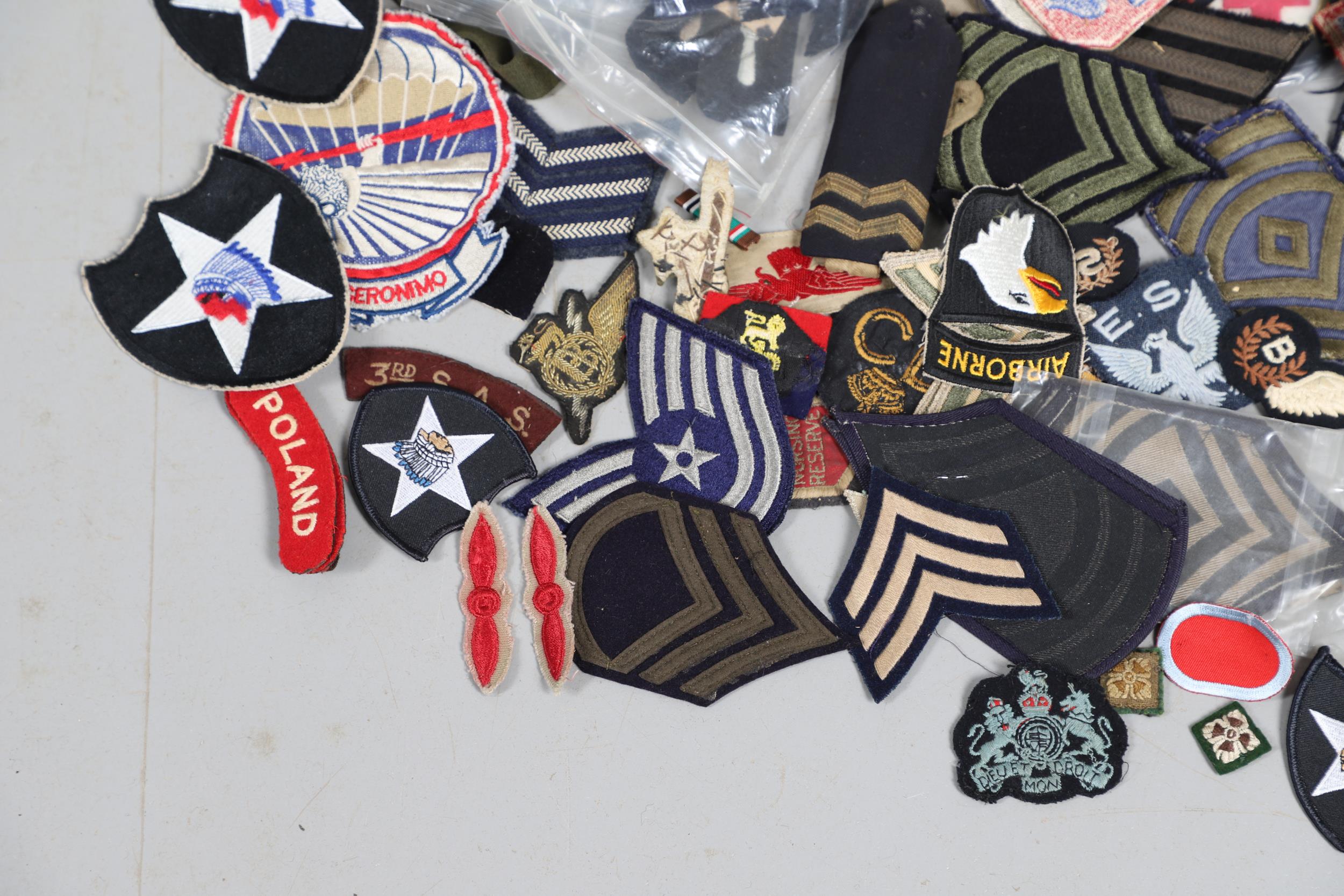 AN EXTENSIVE COLLECTION OF ARMY AND AIR FORCE UNIFORM PATCHES AND RANK INSIGNIA. - Bild 7 aus 14