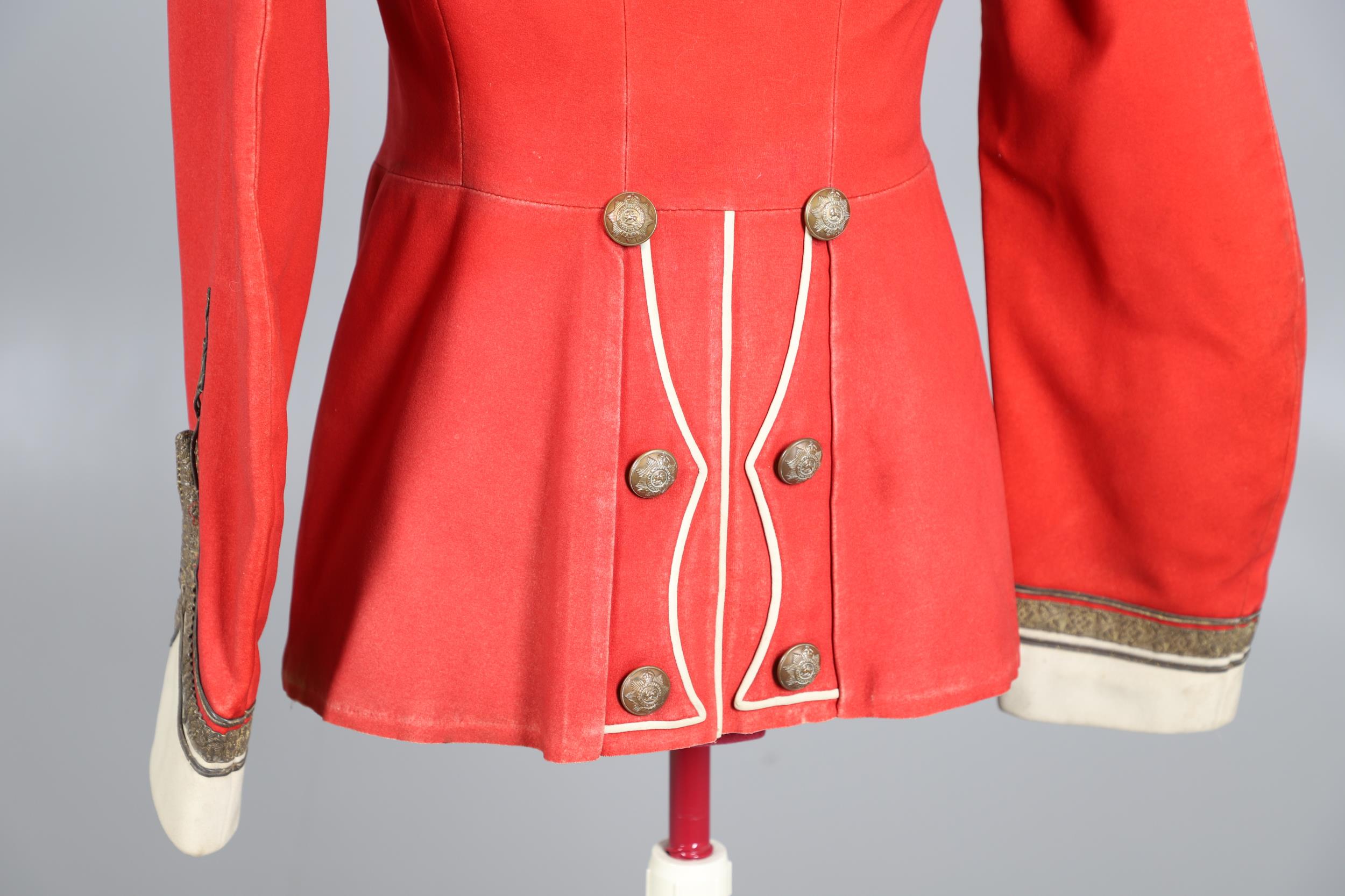 AN EARLY 20TH CENTURY SCARLET TUNIC FOR THE WORCESTER REGIMENT. - Image 11 of 16