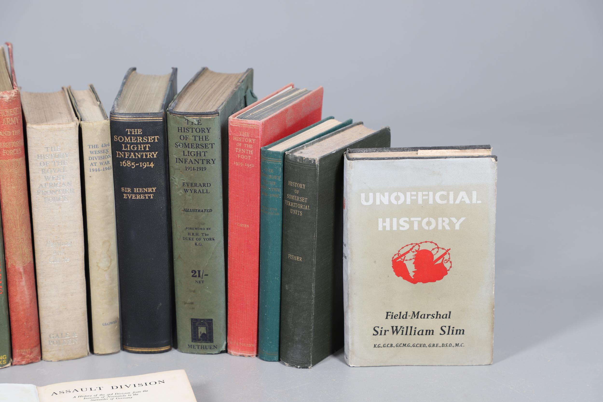 A QUANTITY OF VOLUMES RELATING TO THE SOMERSET LIGHT INFANTRY AND OTHER MILITARY HISTORY. - Bild 4 aus 5