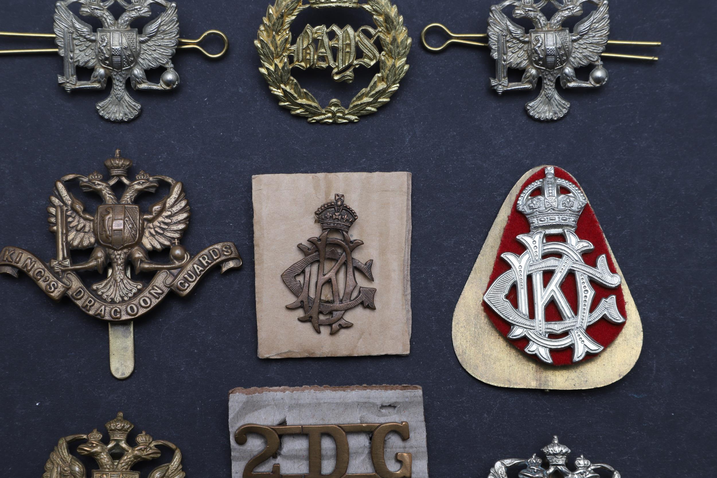 A COLLECTION OF DRAGOON GUARDS BADGES AND INSIGNIA. - Bild 3 aus 5