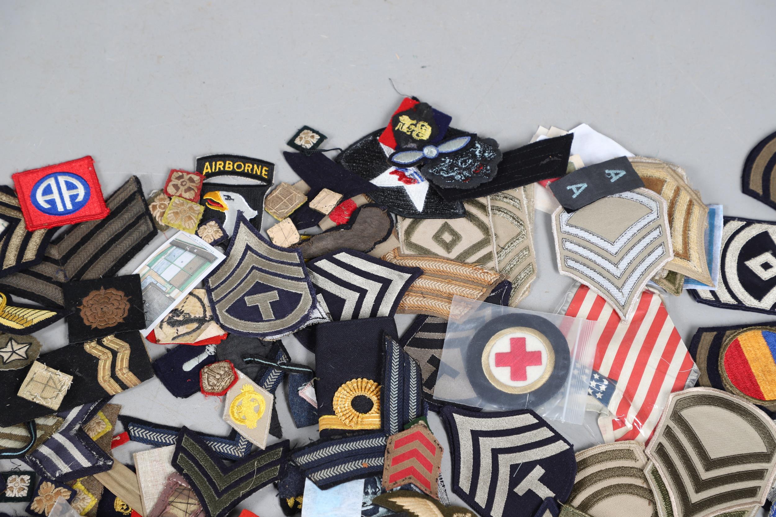 AN EXTENSIVE COLLECTION OF ARMY AND AIR FORCE UNIFORM PATCHES AND RANK INSIGNIA. - Bild 3 aus 14