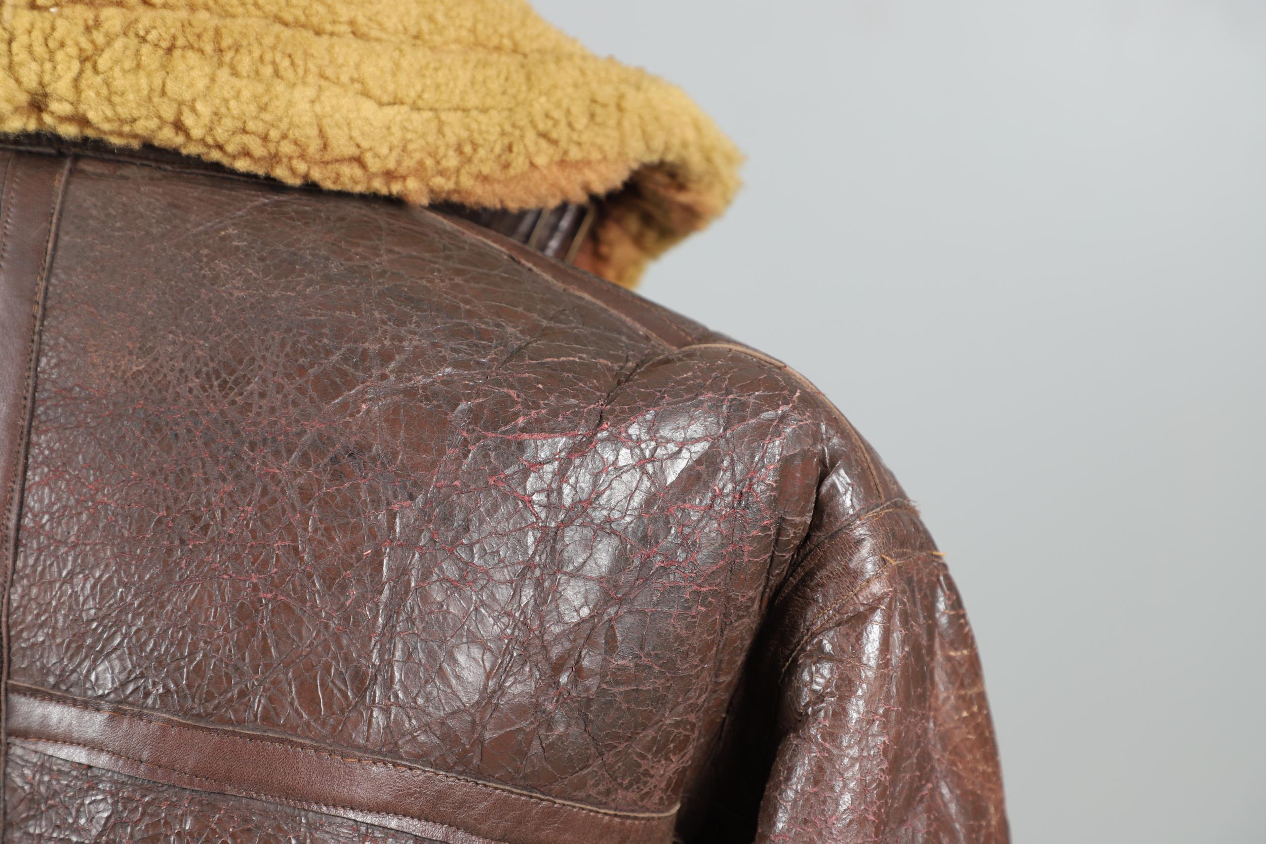 A SECOND WORLD WAR OR LATER LEATHER FLYING JACKET. - Bild 10 aus 12
