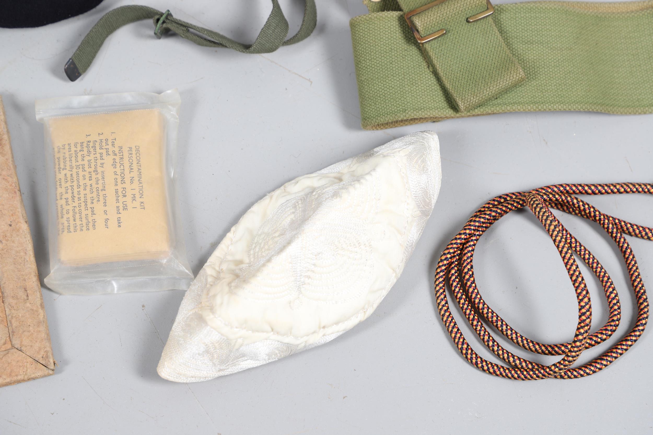 A COLLECTION OF MILITARIA TO INCLUDE BERETS, BUGLES AND OTHER ITEMS. - Bild 13 aus 24