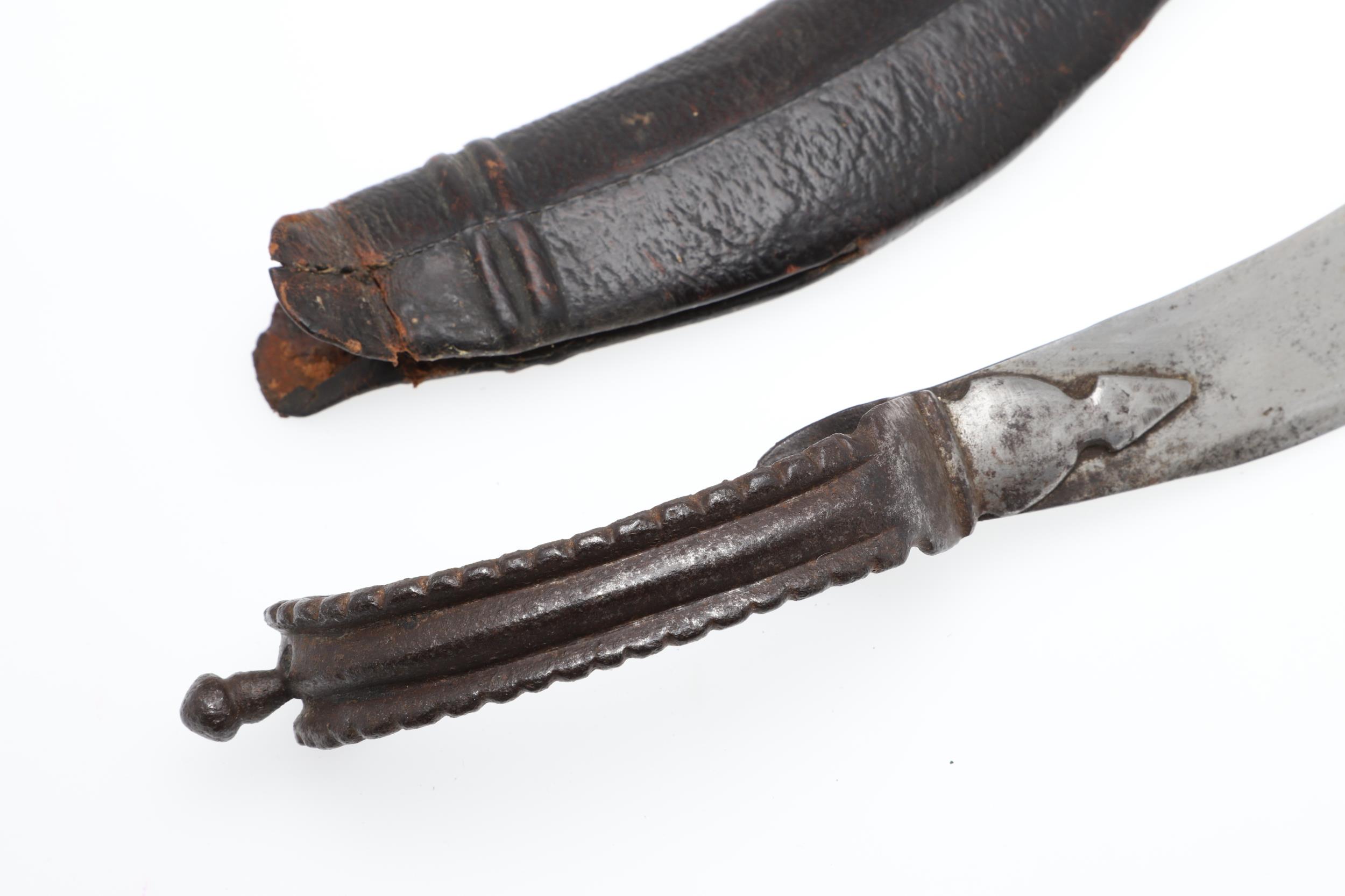 AN INDIAN BICHWA KNIFE AND SCABBARD. - Image 4 of 10