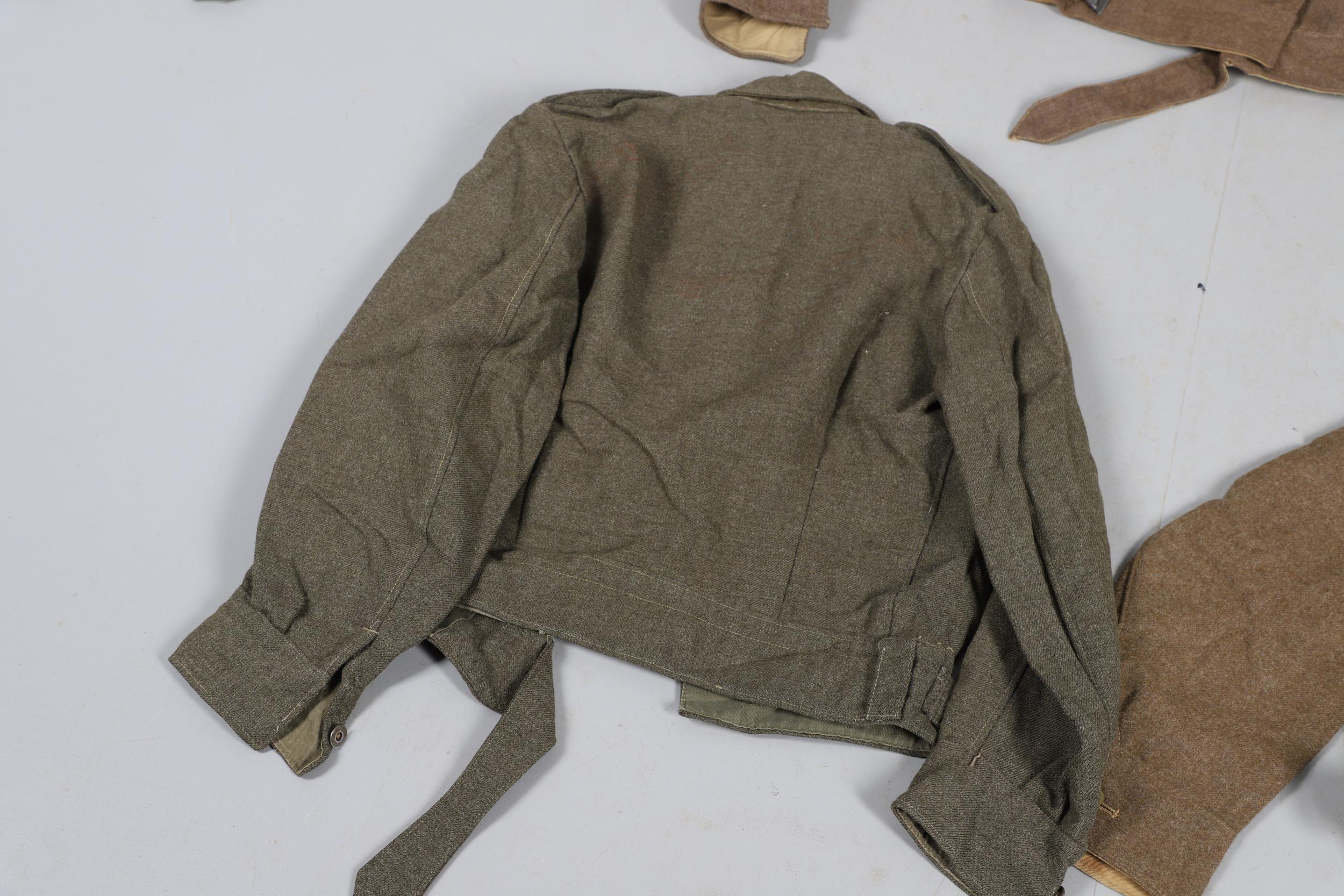 A COLLECTION OF FIVE SECOND WORLD WAR AND LATER BATTLEDRESS TUNICS. 1940 PATTERN AND SIMILAR. - Bild 7 aus 15