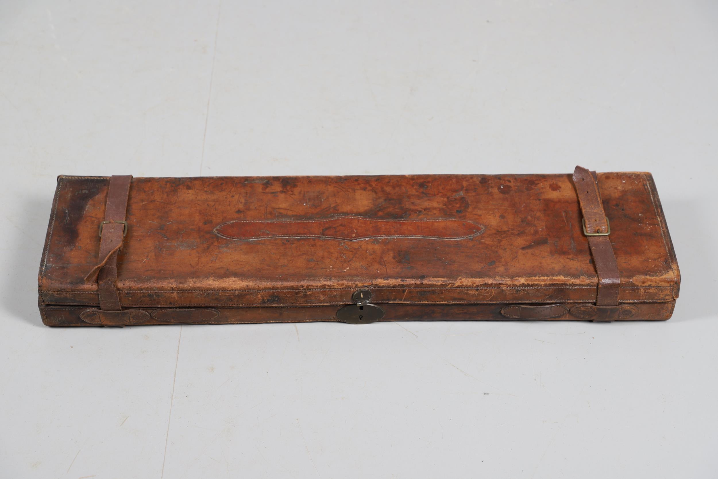 A LEATHER TRAVELLING CASE FOR A SHOTGUN. - Bild 10 aus 13